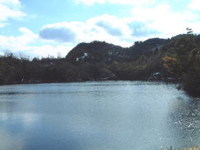 小池から見た八面山頂