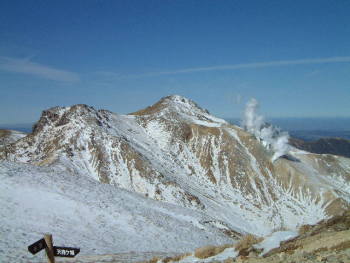 星生山と硫黄山の噴煙